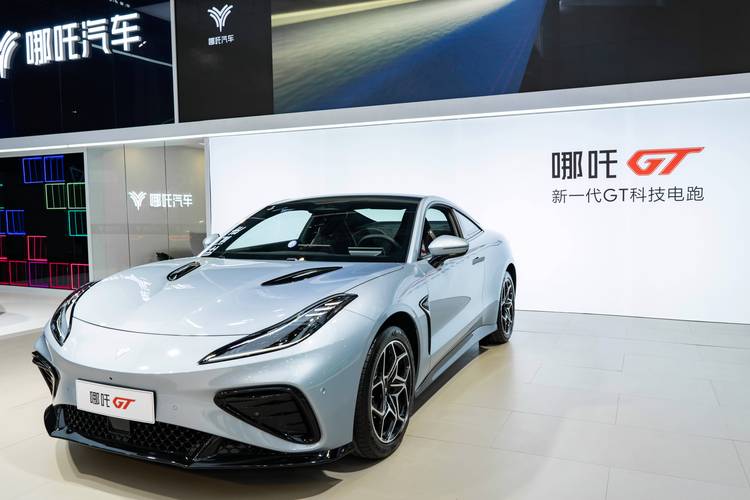 东莞210哪吒汽车在智能汽车领域的表现，领途汽车在新能源汽车市场中的影响力